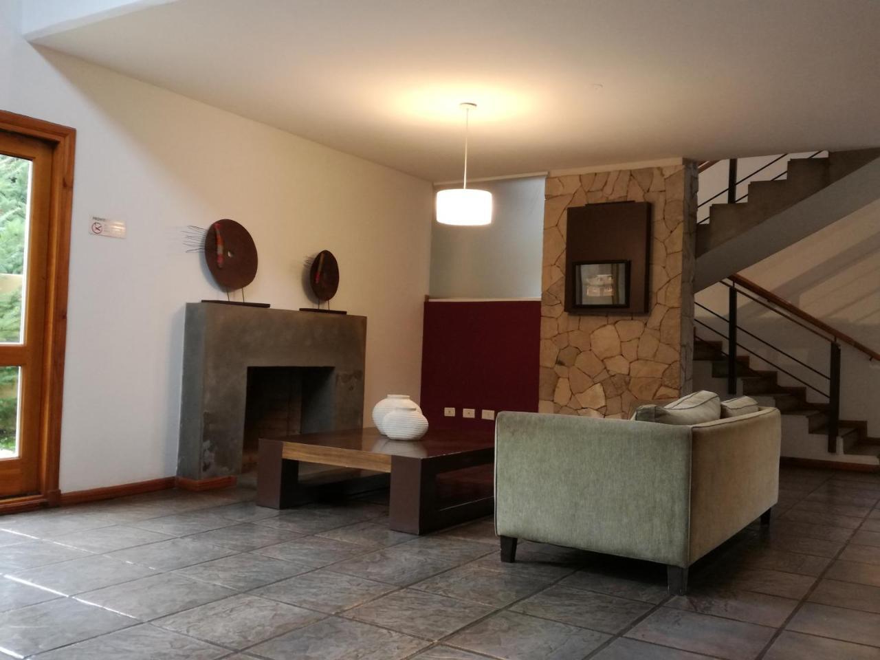 Hosteria Aca Al Sur Вілья-Ла-Ангостура Екстер'єр фото